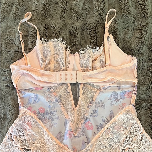 Floral Lace Teddy Bodysuit in Blush Apricot size small - Victoria Secret - Picture 7 of 9